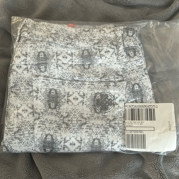 Laurie Felt Geometric patterned Cropped Capri Denim, Size Medium - Picture 3 of 4